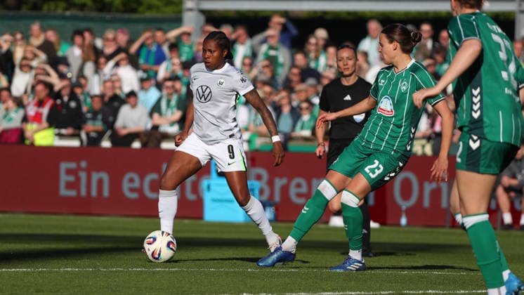 Bremen vs VfL, BL Women Bremen, 22 04 2026, Football, Women, Google Pixel Bundesliga, Season 2025 2026, SV Werder Bremen vs VfL Wolfsburg, Lineth Beerensteyn VfL Wolfsburg , Hanna Nemeth Werder Bremen Germany