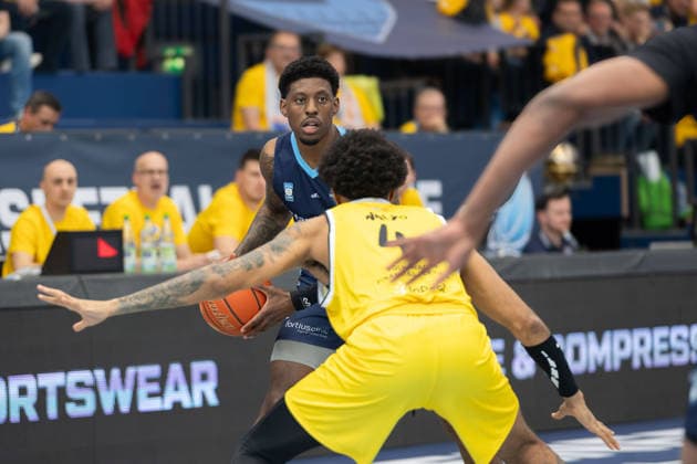 Sacar Kofi Assante Anim CSO, 1 , Rivaldo Soares Dziki, 4 , CSO Voluntari vs Dziki Warszawa, European North Basketball League, Final Four, Semifinal 2025 26, Romania, Poland, 22 04 2026 Weissenfels Stadthalle Sachsen Anhalt Germany