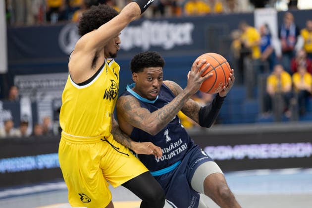 Rivaldo Soares Dziki, 4 , Sacar Kofi Assante Anim CSO, 1 , CSO Voluntari vs Dziki Warszawa, European North Basketball League, Final Four, Semifinal 2025 26, Romania, Poland, 22 04 2026 Weissenfels Stadthalle Sachsen Anhalt Germany