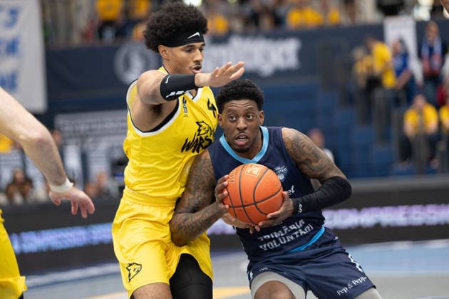 Rivaldo Soares Dziki, 4 , Sacar Kofi Assante Anim CSO, 1 , CSO Voluntari vs Dziki Warszawa, European North Basketball League, Final Four, Semifinal 2025 26, Romania, Poland, 22 04 2026 Weissenfels Stadthalle Sachsen Anhalt Germany