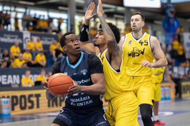 Mouhamed Barro CSO, 24 , Rivaldo Soares Dziki, 4 , CSO Voluntari vs Dziki Warszawa, European North Basketball League, Final Four, Semifinal 2025 26, Romania, Poland, 22 04 2026 Weissenfels Stadthalle Sachsen Anhalt Germany