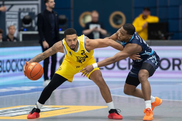 Darnell Edge Dziki, 2 , Michael Anthony Caffey CSO, 5 , CSO Voluntari vs Dziki Warszawa, European North Basketball League, Final Four, Semifinal 2025 26, Romania, Poland, 22 04 2026 Weissenfels Stadthalle Sachsen Anhalt Germany