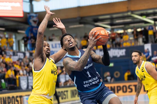 Landrius Horton Dziki, 1 , Sacar Kofi Assante Anim CSO, 1 , CSO Voluntari vs Dziki Warszawa, European North Basketball League, Final Four, Semifinal 2025 26, Romania, Poland, 22 04 2026 Weissenfels Stadthalle Sachsen Anhalt Germany