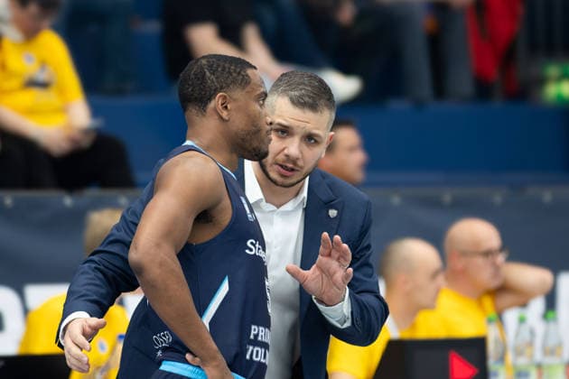 Michael Anthony Caffey CSO, 5 , Dan Mihai Ioan CSO, Head Coach , CSO Voluntari vs Dziki Warszawa, European North Basketball League, Final Four, Semifinal 2025 26, Romania, Poland, 22 04 2026 Weissenfels Stadthalle Sachsen Anhalt Germany