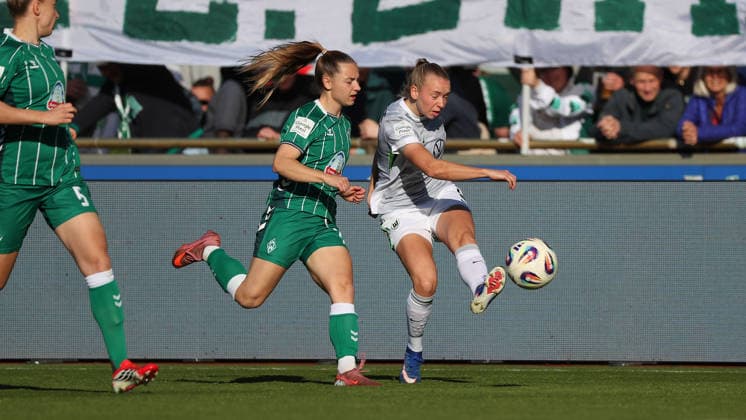Bremen vs VfL, BL Women Bremen, 22 04 2026, Football, Women, Google Pixel Bundesliga, Season 2025 2026, SV Werder Bremen vs VfL Wolfsburg, Michelle Weiss Werder Bremen , Ella Paddemors VfL Wolfsburg Germany