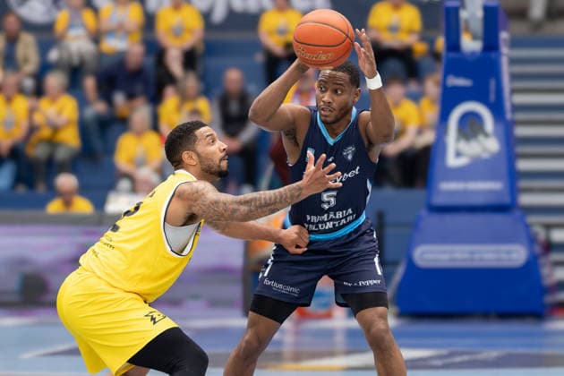 Michal Aleksandrowicz Dziki, 5 , Michael Anthony Caffey CSO, 5 , CSO Voluntari vs Dziki Warszawa, European North Basketball League, Final Four, Semifinal 2025 26, Romania, Poland, 22 04 2026 Weissenfels Stadthalle Sachsen Anhalt Germany