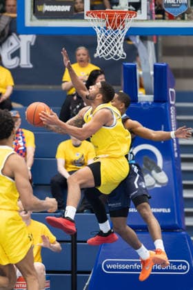 Darnell Edge Dziki, 2 , Michael Anthony Caffey CSO, 5 , CSO Voluntari vs Dziki Warszawa, European North Basketball League, Final Four, Semifinal 2025 26, Romania, Poland, 22 04 2026 Weissenfels Stadthalle Sachsen Anhalt Germany