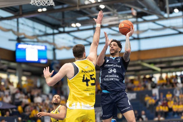 Lukasz Frackiewicz Dzigi, 45 , Lee Edward Skinner CSO, 34 , CSO Voluntari vs Dziki Warszawa, European North Basketball League, Final Four, Semifinal 2025 26, Romania, Poland, 22 04 2026 Weissenfels Stadthalle Sachsen Anhalt Germany
