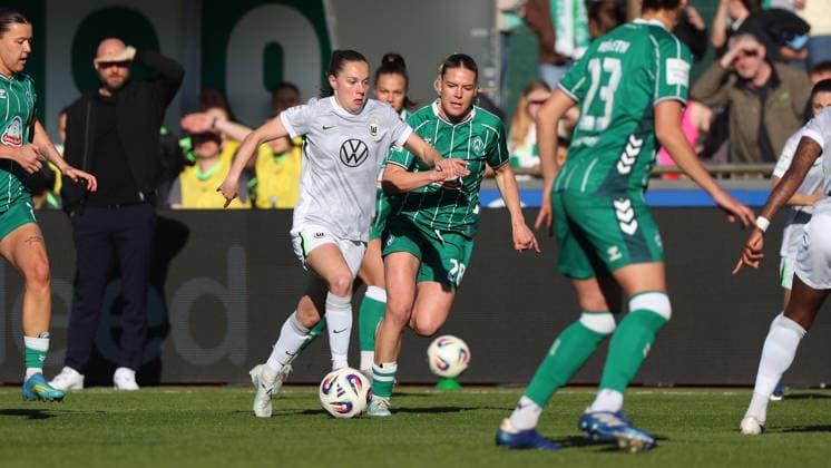 Bremen vs VfL, BL Women Bremen, 22 04 2026, Football, Women, Google Pixel Bundesliga, Season 2025 2026, SV Werder Bremen vs VfL Wolfsburg, Janou Levels VfL Wolfsburg , Juliane Wirtz Werder Bremen Germany