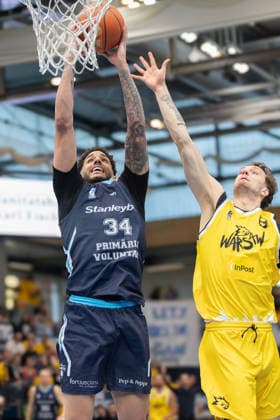 Lee Edward Skinner CSO, 34 , Krzysztof Kempa Dziki, 8 , CSO Voluntari vs Dziki Warszawa, European North Basketball League, Final Four, Semifinal 2025 26, Romania, Poland, 22 04 2026 Weissenfels Stadthalle Sachsen Anhalt Germany