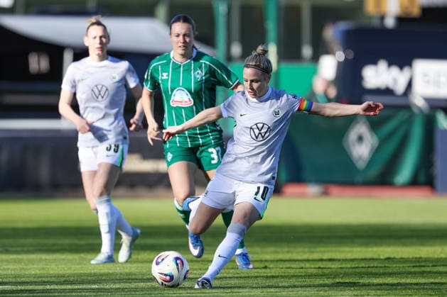Svenja Huth VfL Wolfsburg, 10 on the ball, single image, full body, action, action, match scene, THE DFB GUIDELINES PROHIBIT ANY USE OF PHOTOGRAPHS AS IMAGE SEQUENCES AND OR QUASI VIDEO DFB REGULATIONS PROHIBIT ANY USE OF PHOTOGRAPHS AS IMAGE SEQUENCES AND OR QUASI VIDEO , 22 04 2026, Bremen Germany , Soccer, Google Pixel Women Bundesliga, SV Werder Bremen VfL Wolfsburg xobx