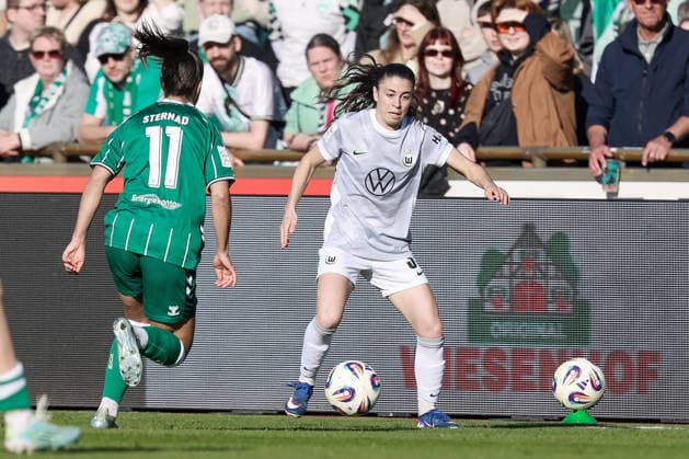 Judit Pujols VfL Wolfsburg, 33 on the ball, single image, full body, action, action, match scene, THE DFB GUIDELINES PROHIBIT ANY USE OF PHOTOGRAPHS AS IMAGE SEQUENCES AND OR QUASI VIDEO DFB REGULATIONS PROHIBIT ANY USE OF PHOTOGRAPHS AS IMAGE SEQUENCES AND OR QUASI VIDEO , 22 04 2026, Bremen Germany , Soccer, Google Pixel Women Bundesliga, SV Werder Bremen VfL Wolfsburg xobx
