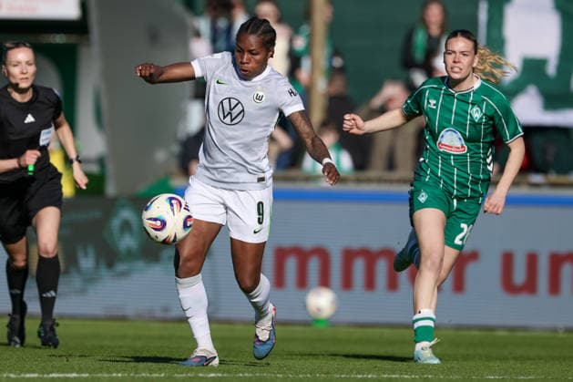 from left Lineth Beerensteyn VfL Wolfsburg, 9 and Juliane Wirtz SV Werder Bremen, 28 in a duel, dynamic, action, action, game scene, THE DFB REGULATIONS PROHIBIT ANY USE OF PHOTOGRAPHS AS IMAGE SEQUENCES AND OR QUASI VIDEO , 22 04 2026, Bremen Germany , Football, Google Pixel Womens Bundesliga, SV Werder Bremen VfL Wolfsburg xobx