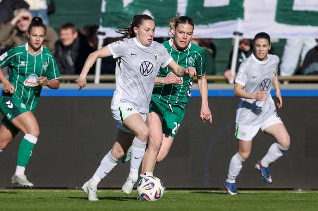 from left Janou Levels VfL Wolfsburg, 15 and Juliane Wirtz SV Werder Bremen, 28 in a duel, dynamic, action, action, game scene, THE DFB REGULATIONS PROHIBIT ANY USE OF PHOTOGRAPHS AS IMAGE SEQUENCES AND OR QUASI VIDEO , 22 04 2026, Bremen Germany , Football, Google Pixel Womens Bundesliga, SV Werder Bremen VfL Wolfsburg xobx