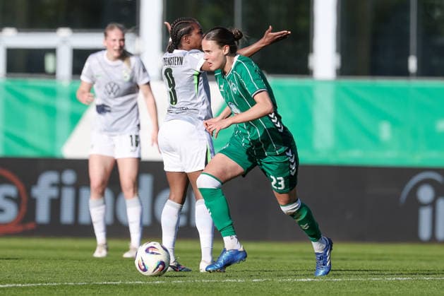 Hanna Nemeth SV Werder Bremen, 23 on the ball, single image, full body, action, action, game scene, THE DFB GUIDELINES PROHIBIT ANY USE OF PHOTOGRAPHS AS IMAGE SEQUENCES AND OR QUASI VIDEO DFB REGULATIONS PROHIBIT ANY USE OF PHOTOGRAPHS AS IMAGE SEQUENCES AND OR QUASI VIDEO , 22 04 2026, Bremen Germany , Soccer, Google Pixel Women Bundesliga, SV Werder Bremen VfL Wolfsburg xobx