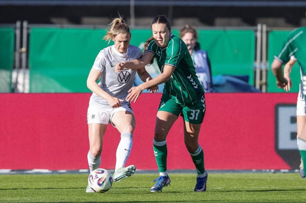 from left Sarai Linder VfL Wolfsburg, 39 and Mara Alber SV Werder Bremen, 37 in a duel, dynamic, action, action, game scene, THE DFB REGULATIONS PROHIBIT ANY USE OF PHOTOGRAPHS AS IMAGE SEQUENCES AND OR QUASI VIDEO , 22 04 2026, Bremen Germany , Football, Google Pixel Womens Bundesliga, SV Werder Bremen VfL Wolfsburg xobx