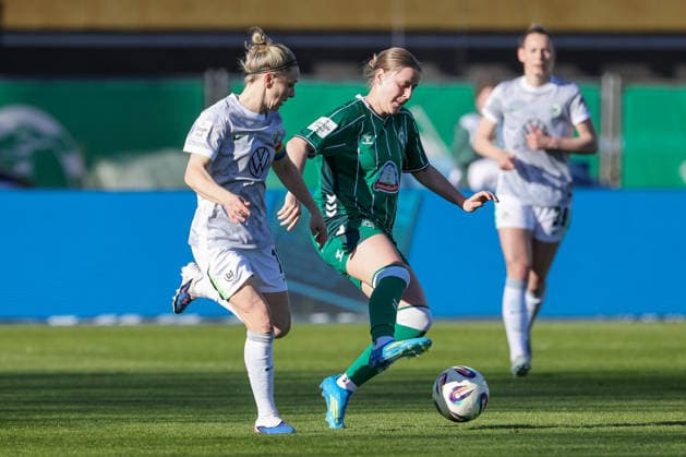from left Svenja Huth VfL Wolfsburg, 10 and Sarah Gutmann SV Werder Bremen, 32 in a duel, dynamic, action, action, game scene, THE DFB REGULATIONS PROHIBIT ANY USE OF PHOTOGRAPHS AS IMAGE SEQUENCES AND OR QUASI VIDEO , 22 04 2026, Bremen Germany , Football, Google Pixel Womens Bundesliga, SV Werder Bremen VfL Wolfsburg xobx
