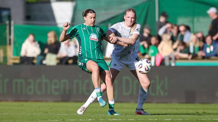 from left Larissa Mühlhaus SV Werder Bremen, 7 and Camilla Küver VfL Wolfsburg, 16 in a duel, dynamic, action, action, game scene, THE DFB REGULATIONS PROHIBIT ANY USE OF PHOTOGRAPHS AS IMAGE SEQUENCES AND OR QUASI VIDEO , 22 04 2026, Bremen Germany , Football, Google Pixel Womens Bundesliga, SV Werder Bremen VfL Wolfsburg xobx