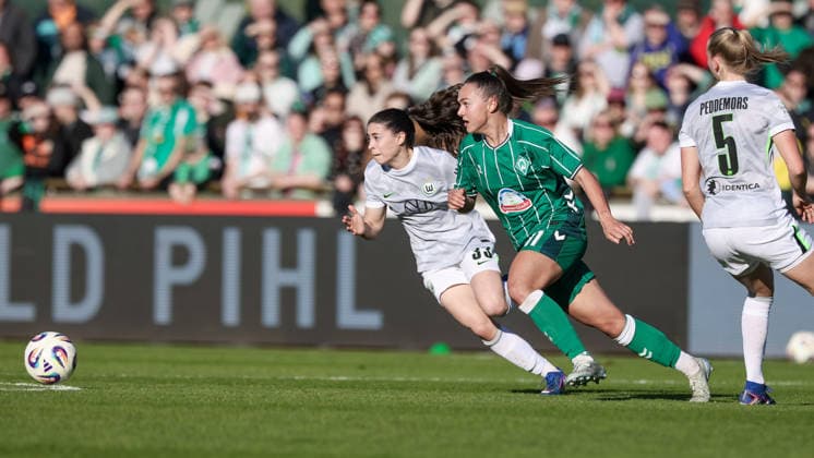 from left Judit Pujols VfL Wolfsburg, 33 and Maja Sternad SV Werder Bremen, 11 in a duel, dynamic, action, action, game scene, THE DFB REGULATIONS PROHIBIT ANY USE OF PHOTOGRAPHS AS IMAGE SEQUENCES AND OR QUASI VIDEO , 22 04 2026, Bremen Germany , Football, Google Pixel Womens Bundesliga, SV Werder Bremen VfL Wolfsburg xobx