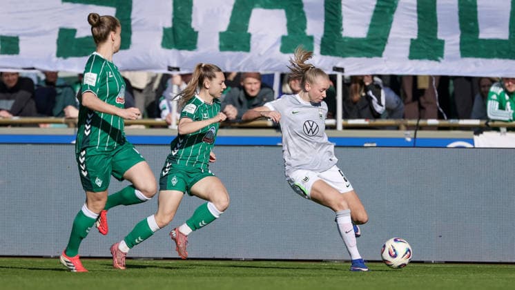 from left Michelle Weiß SV Werder Bremen, 15 and Ella Peddemors VfL Wolfsburg, 5 in a duel, dynamic, action, action, game scene, THE DFB REGULATIONS PROHIBIT ANY USE OF PHOTOGRAPHS AS IMAGE SEQUENCES AND OR QUASI VIDEO , 22 04 2026, Bremen Germany , Football, Google Pixel Womens Bundesliga, SV Werder Bremen VfL Wolfsburg xobx