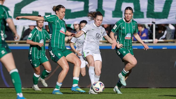 from left Larissa Mühlhaus SV Werder Bremen, 7 , Janou Levels VfL Wolfsburg, 15 and Juliane Wirtz SV Werder Bremen, 28 in duel, duel, dynamics, action, action, game scene, THE DFB REGULATIONS PROHIBIT ANY USE OF PHOTOGRAPHS AS IMAGE SEQUENCES AND OR QUASI VIDEO , 22 04 2026, Bremen Germany , Football, Google Pixel Womens Bundesliga, SV Werder Bremen VfL Wolfsburg xobx