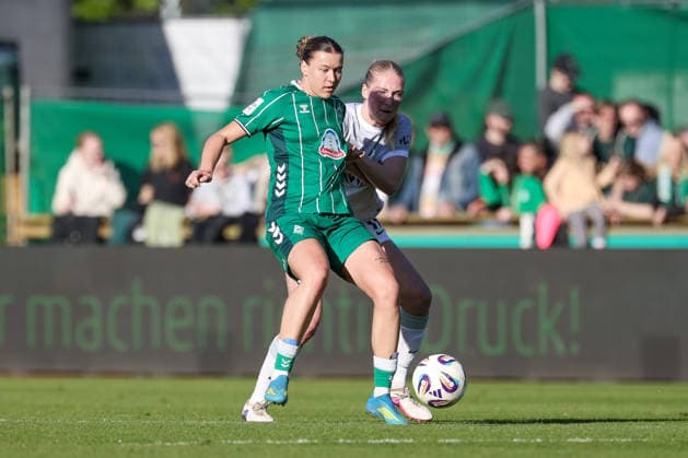from left Larissa Mühlhaus SV Werder Bremen, 7 and Camilla Küver VfL Wolfsburg, 16 in a duel, dynamic, action, action, game scene, THE DFB REGULATIONS PROHIBIT ANY USE OF PHOTOGRAPHS AS IMAGE SEQUENCES AND OR QUASI VIDEO , 22 04 2026, Bremen Germany , Football, Google Pixel Womens Bundesliga, SV Werder Bremen VfL Wolfsburg xobx