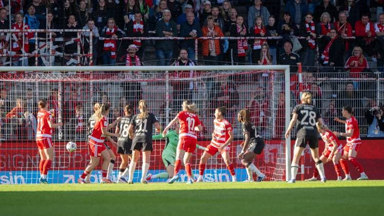 Soccer, Women, Season 2025 2026, Google Pixel Women Bundesliga 23 Matchday , 1 FC Union Berlin FC Bayern Munich, Edna Imade 4 v r FC Bayern Munich scores the goal to 0 1 against goalkeeper Cara Bösl 1 Women 1 FC Union , 22 04 2026, Copyright: xMatthiasxKochx