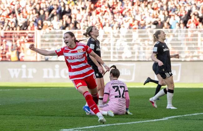 Soccer, Women, Season 2025 2026, Google Pixel Women Bundesliga 23 Matchday , 1 FC Union Berlin FC Bayern Munich, v l Sophie Weidauer 1 Women 1 FC Union , Cheering after goal to 1 1, Goalkeeper Ena Mahmutovic FC Bayern Munich , 22 04 2026, Copyright: xMatthiasxKochx