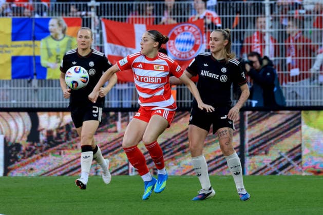 DEU, 2 BL, Frauen, 1 FC Union vs Bayern Muenchen, 22 04 2026, Stadion Alte Foersterei, Berlin, DEU, 2 BL, Frauen, 1 FC Union vs Bayern Muenchen, im Bild Kamber Lia 1 FC Union Berlin 41 , Eriksson Magdalena FC Bayern Muenchen 5 , Stanway Georgia FC Bayern Muenchen 31 DFL regulations prohibit any use of Photographs as image sequences and or quasi video nordphotoxGmbHx xEngler nph00076