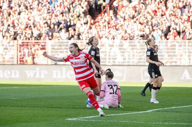 Soccer, Women, Season 2025 2026, Google Pixel Women Bundesliga 23 Matchday , 1 FC Union Berlin FC Bayern Munich, v l Sophie Weidauer 1 Women 1 FC Union , Cheering after goal to 1 1, Goalkeeper Ena Mahmutovic FC Bayern Munich , 22 04 2026, Copyright: xMatthiasxKochx