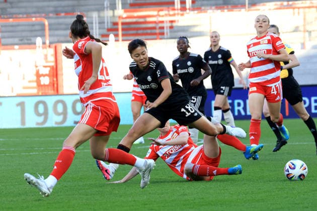 DEU, 2 BL, Frauen, 1 FC Union vs Bayern Muenchen, 22 04 2026, Stadion Alte Foersterei, Berlin, DEU, 2 BL, Frauen, 1 FC Union vs Bayern Muenchen, im Bild Eileen Campbell 1 FC Union Berlin 10 , Tysiak Amber 1 FC Union Berlin 26 , Tanikawa Momoko FC Bayern Muenchen 18 DFL regulations prohibit any use of Photographs as image sequences and or quasi video nordphotoxGmbHx xEngler nph00076