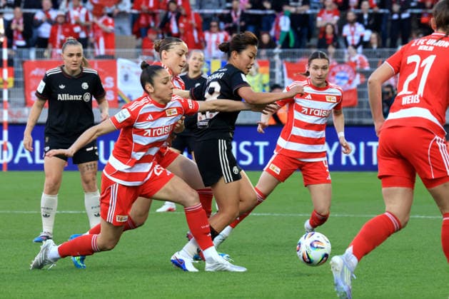DEU, 2 BL, Frauen, 1 FC Union vs Bayern Muenchen, 22 04 2026, Stadion Alte Foersterei, Berlin, DEU, 2 BL, Frauen, 1 FC Union vs Bayern Muenchen, im Bild Eileen Campbell 1 FC Union Berlin 10 , Tysiak Amber 1 FC Union Berlin 26 , Tanikawa Momoko FC Bayern Muenchen 18 DFL regulations prohibit any use of Photographs as image sequences and or quasi video nordphotoxGmbHx xEngler nph00076