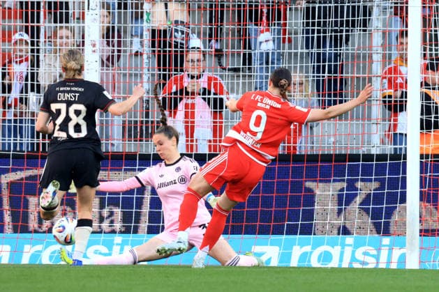 DEU, 2 BL, Frauen, 1 FC Union vs Bayern Muenchen, 22 04 2026, Stadion Alte Foersterei, Berlin, DEU, 2 BL, Frauen, 1 FC Union vs Bayern Muenchen, im Bild 1 1 durch Sophie Weidauer 1 FC Union Berlin 9 , Mahmutovic Ena FC Bayern Muenchen 32 , Dunst Barbara FC Bayern Muenchen 28 DFL regulations prohibit any use of Photographs as image sequences and or quasi video nordphotoxGmbHx xEngler nph00076