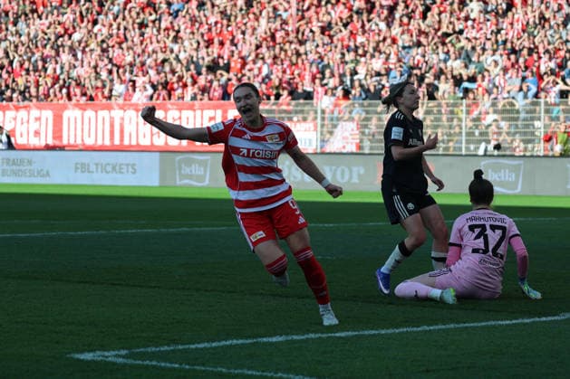 1 Soccer Bundesliga Women Union Berlin Bayern Munich, 22 04 2026 Goal celebration, cheering Sophie Weidauer Union Berlin, 9 cheers for the goal to 1 1 Goal Keeper Goal Keeper Ena Mahmutovic Bayern Muenchen, 32 disappointed, during the match in the 1 Soccer Bundesliga Women Union Berlin Bayern Munich in Berlin, Stadion An der Alten Försterei , on 22 04 2026 DFB regulations prohibit any use of photographs as image sequences and or quasi video Copyright: xBEAUTIFULxSPORTS Frankex