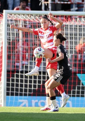 Amber Tysiak, Momoko Tanikawa duel match scene action sport soccer soccer 1 Bundesliga women women 23 matchday season 2025 2026 22 04 2026 1 FC Union Berlin vs FC Bayern München FCB DFL regulations prohibit any use of photographs as image sequences and or quasi video