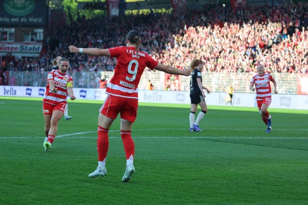 1 Soccer Bundesliga Women Union Berlin Bayern Munich, 22 04 2026 Goal celebration, cheering Sophie Weidauer Union Berlin, 9 celebrates the goal to 1 1with Lisa Heiseler Union Berlin, 7 , during the match in the 1 Soccer Bundesliga Women Union Berlin Bayern Munich in Berlin, Stadion An der Alten Försterei , on 22 04 2026 DFB regulations prohibit any use of photographs as image sequences and or quasi video Copyright: xBEAUTIFULxSPORTS Frankex