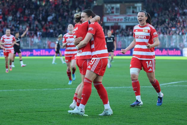 1 Soccer Bundesliga Women Union Berlin Bayern Munich, 22 04 2026 Goal celebration, cheering Sophie Weidauer Union Berlin, 9 celebrates the goal to 1 1with Lisa Heiseler Union Berlin, 7 and Hannah Eurlings Union Berlin, 14 , during the match in the 1 Soccer Bundesliga Women Union Berlin Bayern Munich in Berlin, Stadion An der Alten Försterei , on 22 04 2026 DFB regulations prohibit any use of photographs as image sequences and or quasi video Copyright: xBEAUTIFULxSPORTS Frankex