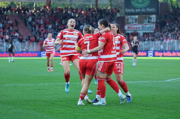 1 Soccer Bundesliga Women Union Berlin Bayern Munich, 22 04 2026 Goal celebration, cheering Sophie Weidauer Union Berlin, 9 celebrates the goal to 1 1with Lisa Heiseler Union Berlin, 7 and Hannah Eurlings Union Berlin, 14 , during the match in the 1 Soccer Bundesliga Women Union Berlin Bayern Munich in Berlin, Stadion An der Alten Försterei , on 22 04 2026 DFB regulations prohibit any use of photographs as image sequences and or quasi video Copyright: xBEAUTIFULxSPORTS Frankex