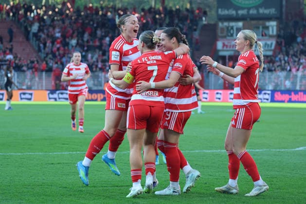 1 Soccer Bundesliga Women Union Berlin Bayern Munich, 22 04 2026 Goal celebration, cheering Sophie Weidauer Union Berlin, 9 celebrates the goal to 1 1with Lisa Heiseler Union Berlin, 7 and Hannah Eurlings Union Berlin, 14 , during the match in the 1 Soccer Bundesliga Women Union Berlin Bayern Munich in Berlin, Stadion An der Alten Försterei , on 22 04 2026 DFB regulations prohibit any use of photographs as image sequences and or quasi video Copyright: xBEAUTIFULxSPORTS Frankex
