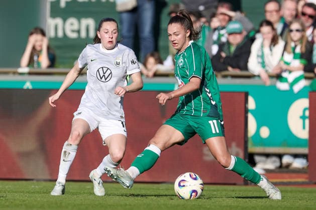 from left Janou Levels VfL Wolfsburg, 15 and Maja Sternad SV Werder Bremen, 11 in a duel, dynamic, action, action, game scene, THE DFB REGULATIONS PROHIBIT ANY USE OF PHOTOGRAPHS AS IMAGE SEQUENCES AND OR QUASI VIDEO , 22 04 2026, Bremen Germany , Football, Google Pixel Womens Bundesliga, SV Werder Bremen VfL Wolfsburg xobx
