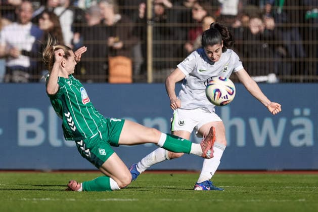 from left Michelle Weiß SV Werder Bremen, 15 and Judit Pujols VfL Wolfsburg, 33 in a duel, dynamic, action, action, game scene, THE DFB REGULATIONS PROHIBIT ANY USE OF PHOTOGRAPHS AS IMAGE SEQUENCES AND OR QUASI VIDEO , 22 04 2026, Bremen Germany , Football, Google Pixel Womens Bundesliga, SV Werder Bremen VfL Wolfsburg xobx