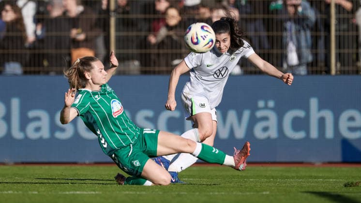 from left Michelle Weiß SV Werder Bremen, 15 and Judit Pujols VfL Wolfsburg, 33 in a duel, dynamic, action, action, game scene, THE DFB REGULATIONS PROHIBIT ANY USE OF PHOTOGRAPHS AS IMAGE SEQUENCES AND OR QUASI VIDEO , 22 04 2026, Bremen Germany , Football, Google Pixel Womens Bundesliga, SV Werder Bremen VfL Wolfsburg xobx