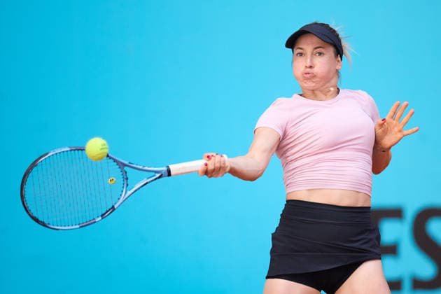 Mutua Madrid Open - Day Three Yulia Putintseva of Kazakhstan plays a forehand against Tereza Valentova of Czech Republic during the MenÕs Singles match on day three of the Mutua Madrid Open at Caja Magica on April 22, 2026, in Madrid, Spain. Madrid Caja Magica Madrid Spain RL_MMO2K26_000539 Copyright: xRicardoxLarreinax