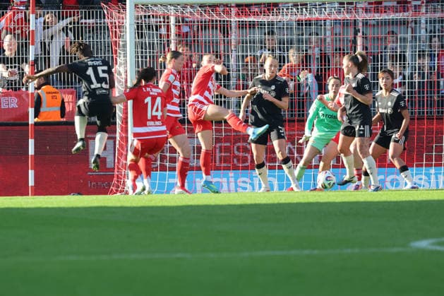 1 Soccer Bundesliga Women Union Berlin Bayern Munich, 22 04 2026 Goal, Bernadette Kakounan Amani Bayern Muenchen, 15 scores to 0 1 against Samantha Steuerwald Union Berlin, 19 and Hannah Eurlings Union Berlin, 14 into the goalkeeper Goal Keeper Cara Boesl Union Berlin, 1 cannot intervene, can no longer get the ball, during the match in the 1 Soccer Bundesliga Womens Union Berlin Bayern Munich in Berlin, Stadion An der Alten Försterei , on 22 04 2026 DFB regulations prohibit any use of photographs as image sequences and or quasi video Copyright: xBEAUTIFULxSPORTS Frankex