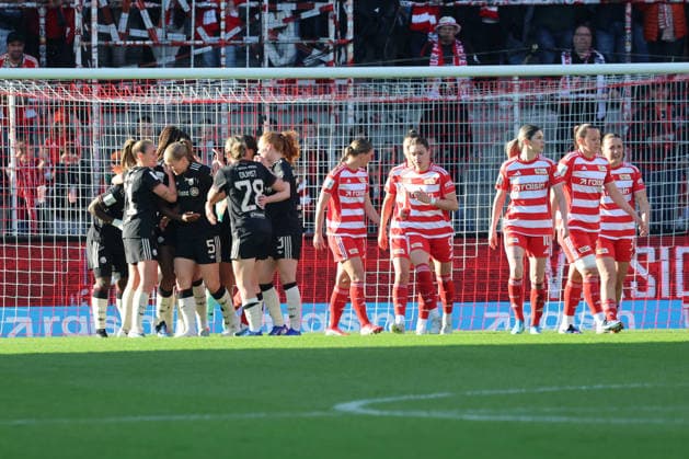 1 Soccer Bundesliga Women Union Berlin Bayern Munich, 22 04 2026 Goal celebration, cheering Bernadette Kakounan Amani Bayern Muenchen, 15 celebrates the goal to 0 1 with Georgia Stanway Bayern Muenchen, 31 , Barbara Dunst Bayern Muenchen, 28 , right Amber Tysiak Union Berlin, 26 and Eileen Campbell Union Berlin, 10 disappointed, during the match in the 1 Football Bundesliga Womens Union Berlin Bayern Munich in Berlin, Stadion An der Alten Försterei , on 22 04 2026 DFB regulations prohibit any use of photographs as image sequences and or quasi video Copyright: xBEAUTIFULxSPORTS Frankex