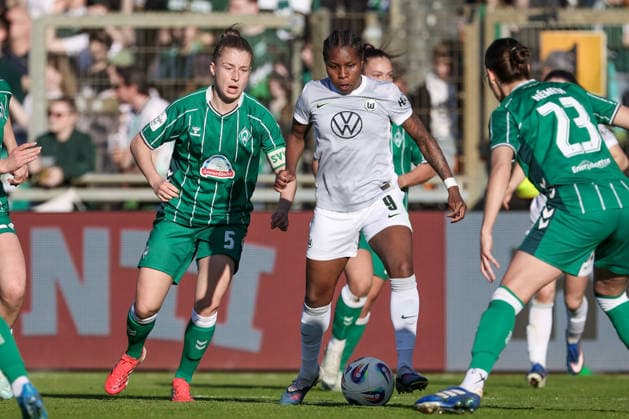 from left Michelle Ulbrich SV Werder Bremen, 5 and Lineth Beerensteyn VfL Wolfsburg, 9 , THE DFB GUIDELINES PROHIBIT ANY USE OF PHOTOGRAPHS AS IMAGE SEQUENCES AND OR QUASI VIDEO DFB REGULATIONS PROHIBIT ANY USE OF PHOTOGRAPHS AS IMAGE SEQUENCES AND OR QUASI VIDEO , 22 04 2026, Bremen Germany , Soccer, Google Pixel Women Bundesliga, SV Werder Bremen VfL Wolfsburg xobx