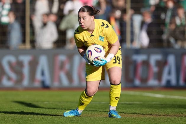 Mariella El Sherif goalkeeper, goalkeeper, SV Werder Bremen, 39 on the ball, cropped image, single image, full body, action, action, game scene, THE DFB REGULATIONS PROHIBIT ANY USE OF PHOTOGRAPHS AS IMAGE SEQUENCES AND OR QUASI VIDEO , 22 04 2026, Bremen Germany , Football, Google Pixel Womens Bundesliga, SV Werder Bremen VfL Wolfsburg xobx