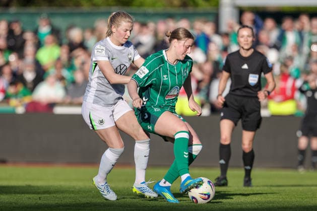 from left Justine Kielland VfL Wolfsburg, 18 and Sarah Gutmann SV Werder Bremen, 32 in a duel, dynamic, action, action, game scene, THE DFB REGULATIONS PROHIBIT ANY USE OF PHOTOGRAPHS AS IMAGE SEQUENCES AND OR QUASI VIDEO , 22 04 2026, Bremen Germany , Football, Google Pixel Womens Bundesliga, SV Werder Bremen VfL Wolfsburg xobx