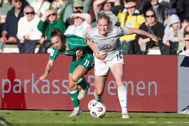 from left Maja Sternad SV Werder Bremen, 11 and Camilla Küver VfL Wolfsburg, 16 in a duel, dynamic, action, action, game scene, THE DFB REGULATIONS PROHIBIT ANY USE OF PHOTOGRAPHS AS IMAGE SEQUENCES AND OR QUASI VIDEO , 22 04 2026, Bremen Germany , Football, Google Pixel Womens Bundesliga, SV Werder Bremen VfL Wolfsburg xobx