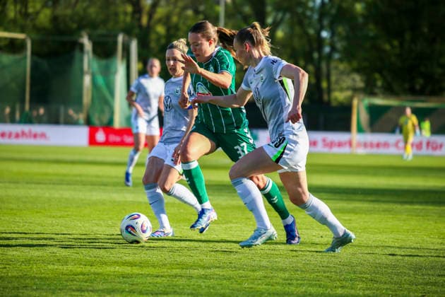 Germany Womens Bundesliga 2025 2026, Matchday 17 Werder Bremen vs VfL Wolfsburg Weser Stadion Platz 11 Bremen Mara Alber Werder Bremen Women, 37 Sarai Linder VfL Wolfsburg Women, 39 Bremen Copyright: xAymanxAlahmedx